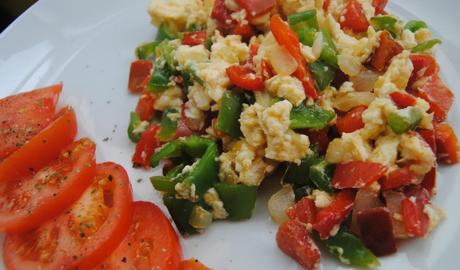 Huevos con pimiento de 187.2 Kcal