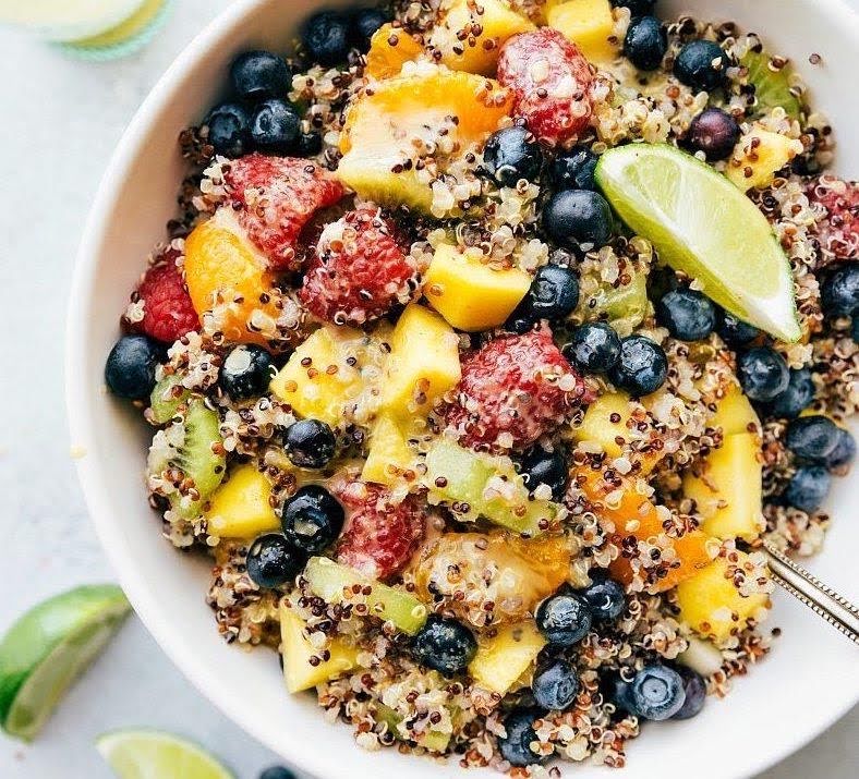 Ensalada de frutas y quinoa de 345 Kcal