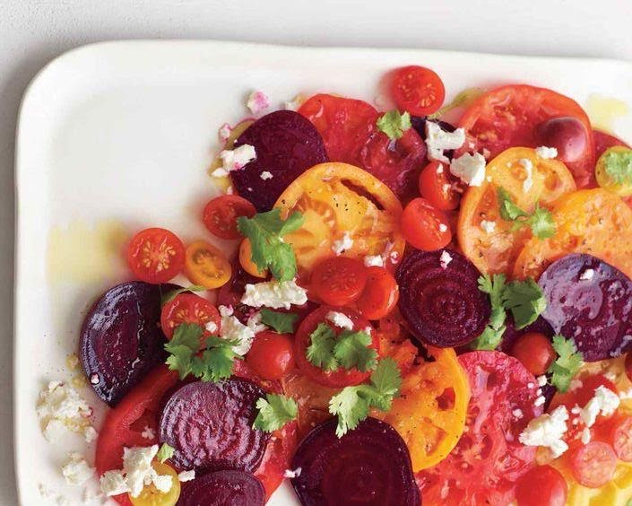 Ensalada de betabel, jitomate y queso de cabra