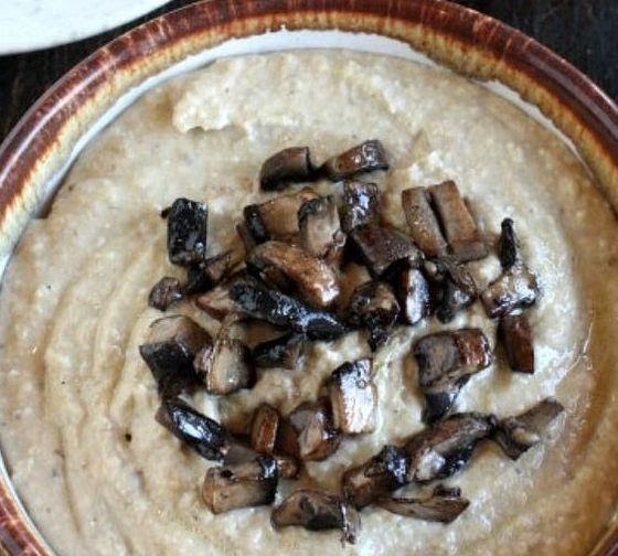 Hummus falso de champiñones con pan árabe