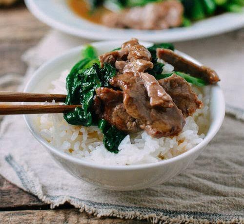 Bistec con cebolla y espinaca sobre cama de arroz