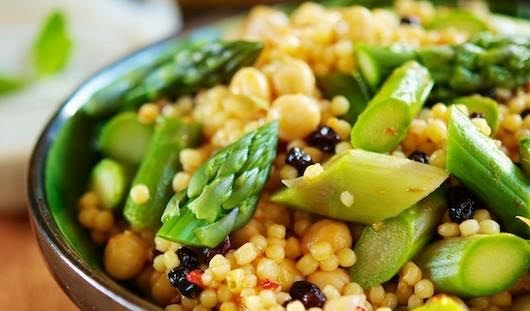 Cous cous de espárrago, garbanzo y almendra de 287 Kcal