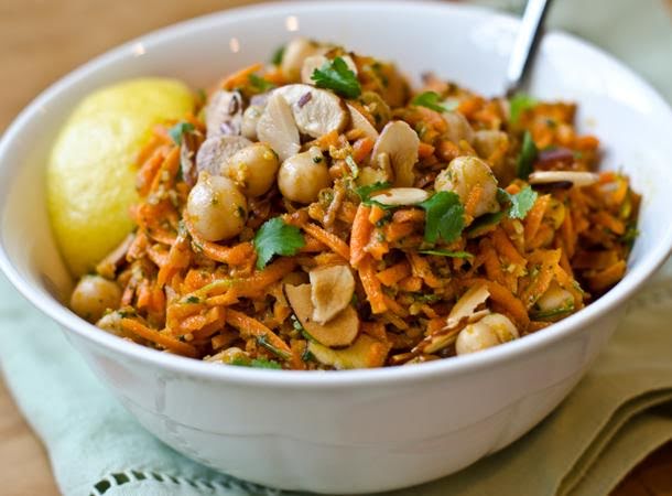 Ensalada de zanahoria, garbanzo y almendra de 233 Kcal