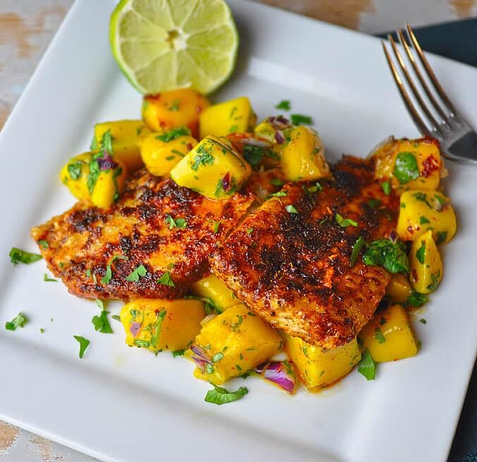 Pescado con ensalada frutal de 313 Kcal