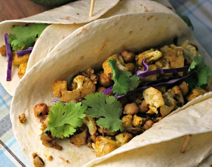 Tacos de garbanzo y coliflor al curry de 346 Kcal