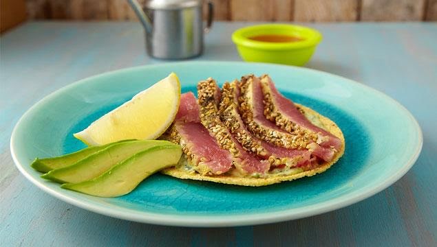 Tostada de atún y aguacate de 159.7 Kcal