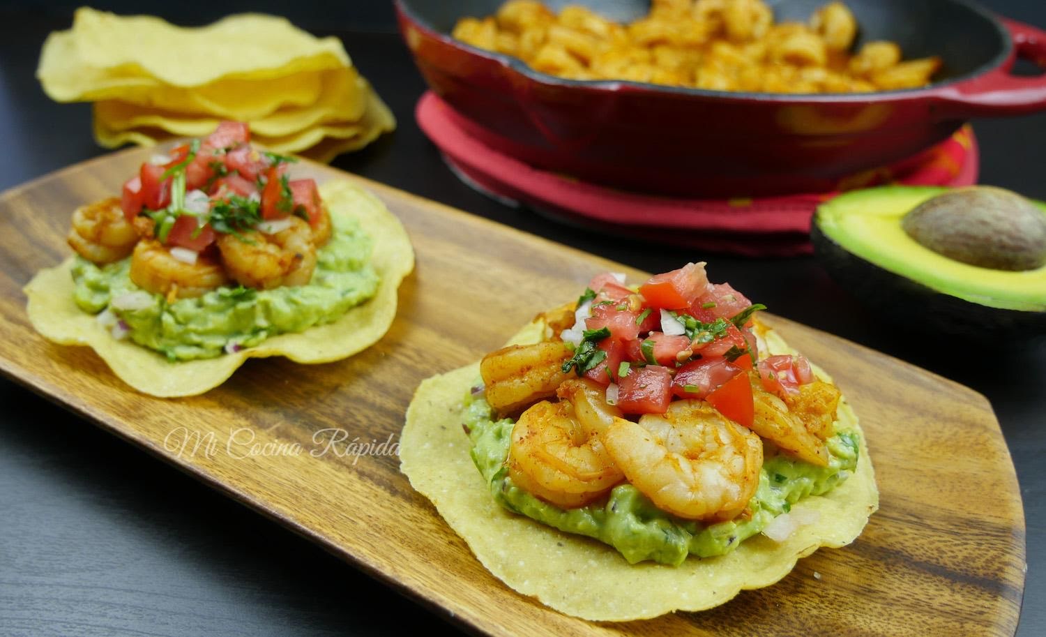 Tostada de guacamole y camarones de 157.16 Kcal