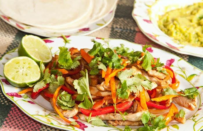 Tacos de fajitas de pollo en lechuga