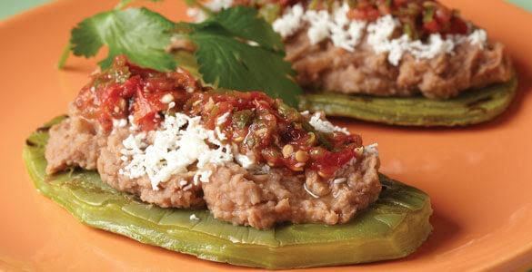 Huaraches de nopal con queso fresco