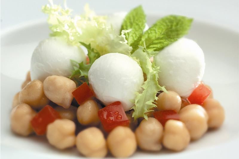 Ensalada de mozzarella y garbanzos