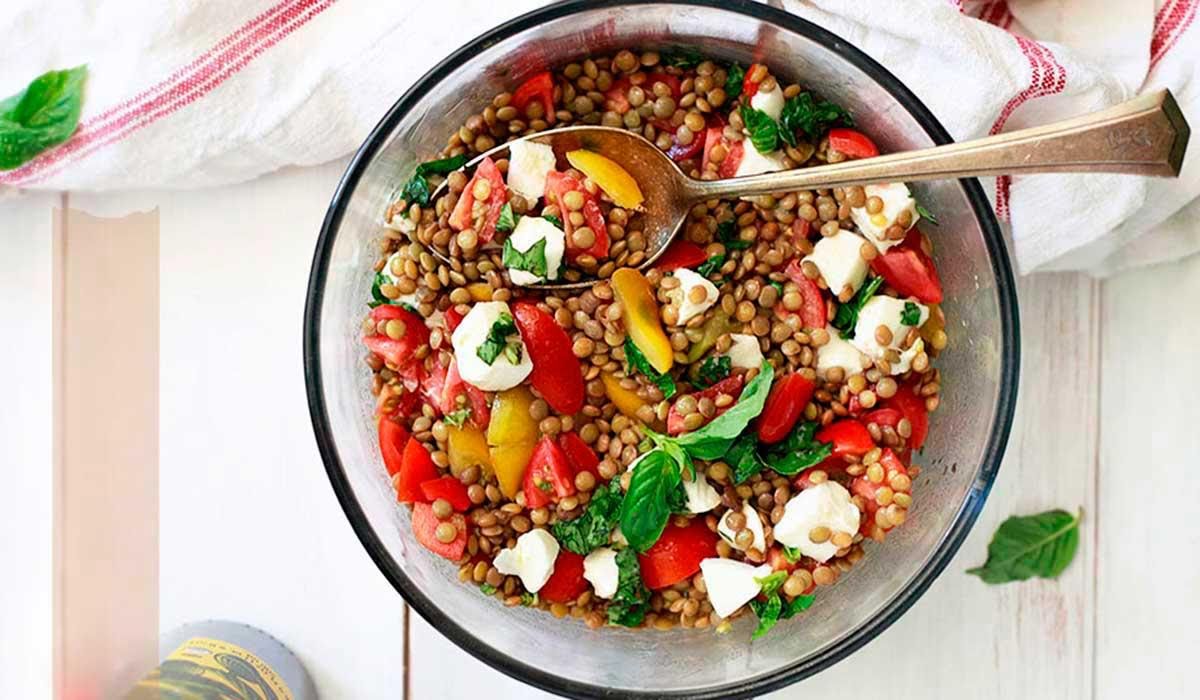 Ensalada de lentejas y mozzarella de 273 Kcal