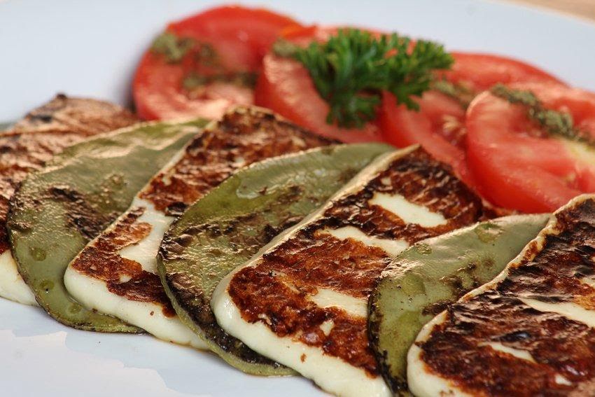 Panela asada con nopal y fruta