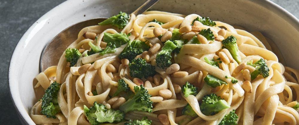 Pasta con brócoli y piñones