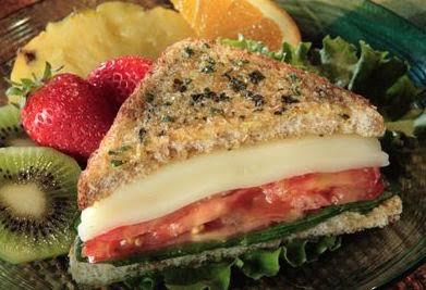 Sándwich de mozarella y ensalada de frutas