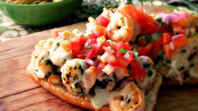 Molletes con manchego y camarones de 384.46 Kcal