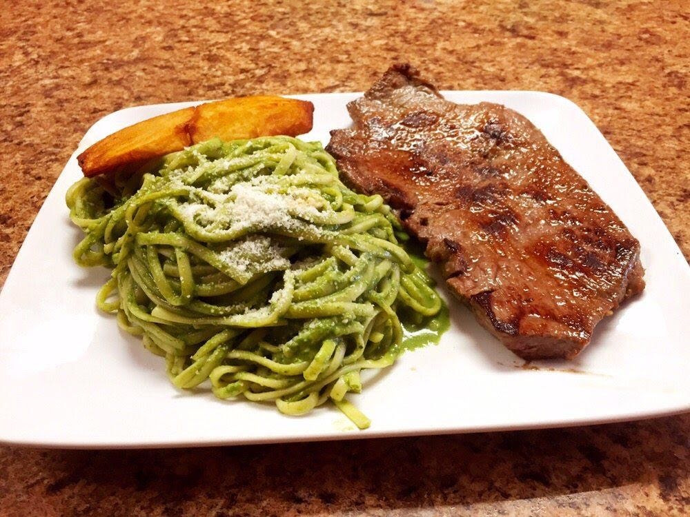 Bistec con tallarines verdes