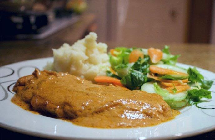 Pollo en crema de chipotle con verduras