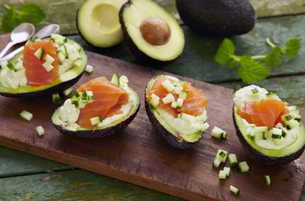 Aguacate relleno de salmón ahumado de 178 Kcal