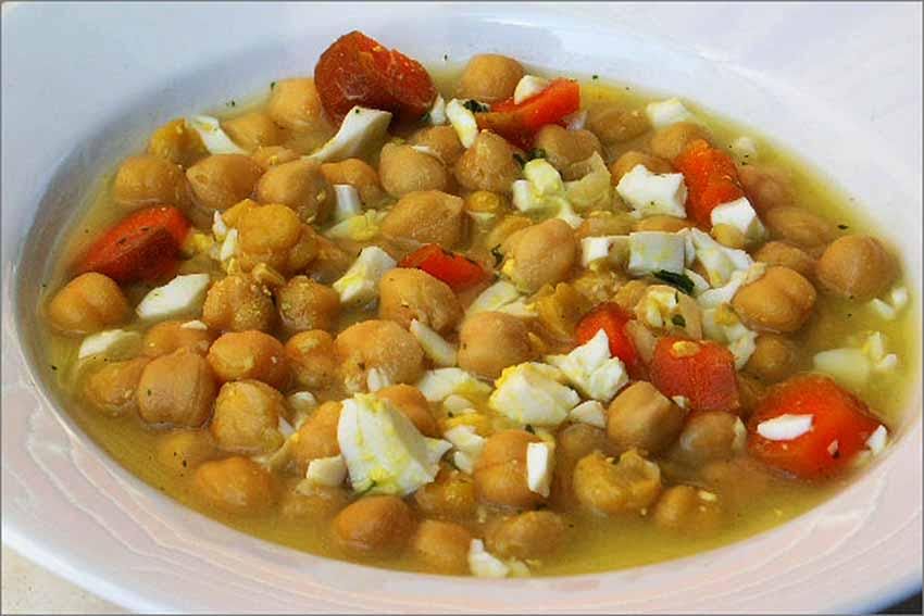 Sopa de garbanzos con huevo duro de 322 Kcal