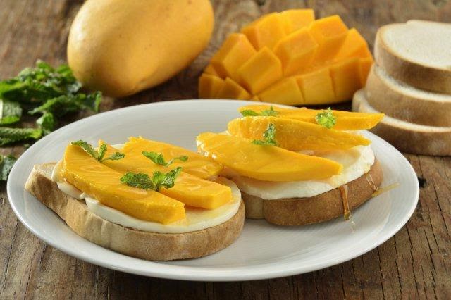 Pan con mozarella y mango de 301 Kcal