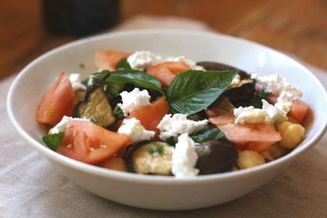 Ensalada de garbanzos y berenjena con requesón de 299 Kcal