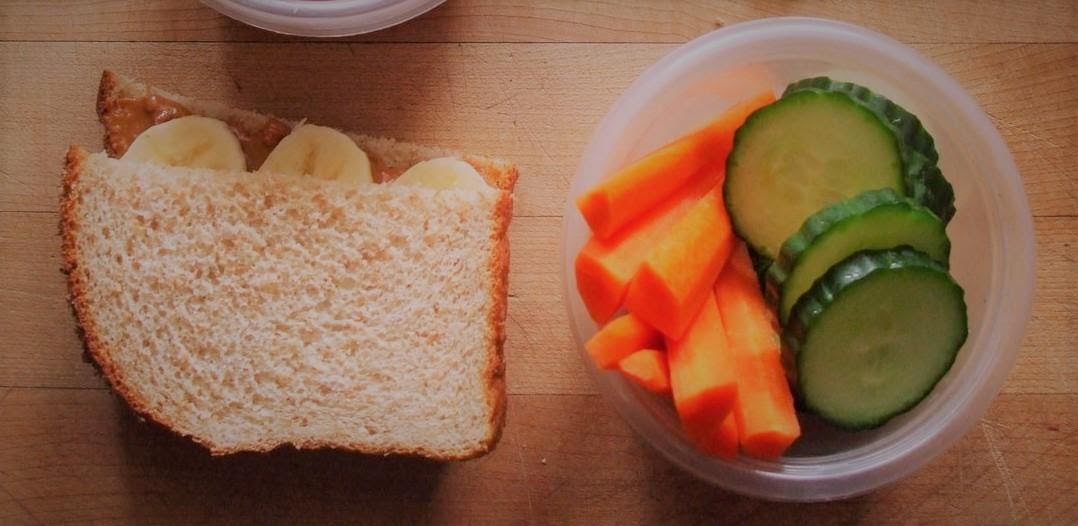 Sándwich de crema de cacahuate y snack de verduras