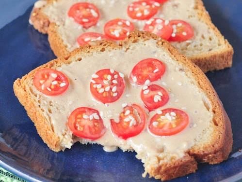 Pan tostado de tahini y jitomate de 264 Kcal - Receta fácil en la app Avena