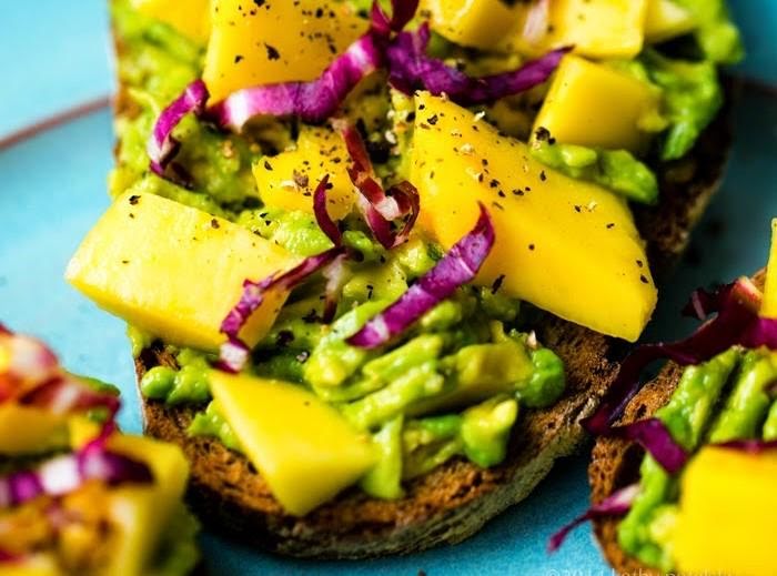 Pan tostado de mango y aguacate con brócoli