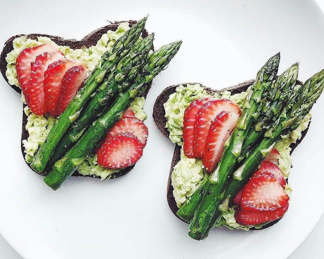 Pan tostado de espárrago y fresa de 193 Kcal