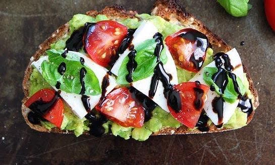 Toast de ensalada caprese de 229 Kcal