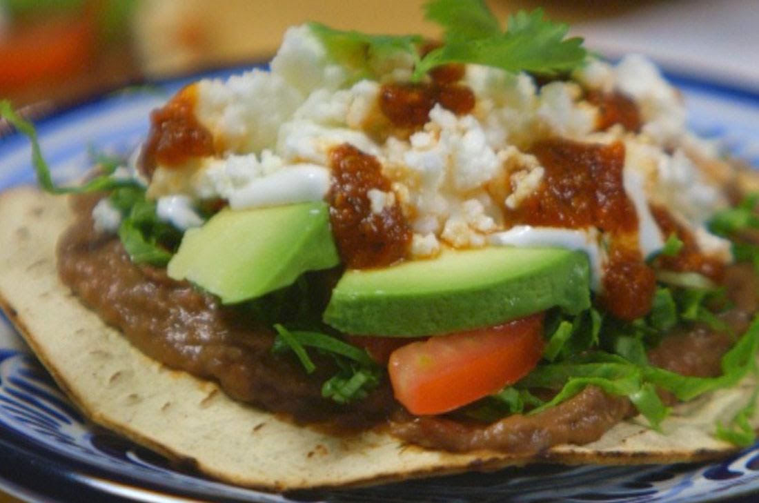 Tostada de aguacate y queso fresco