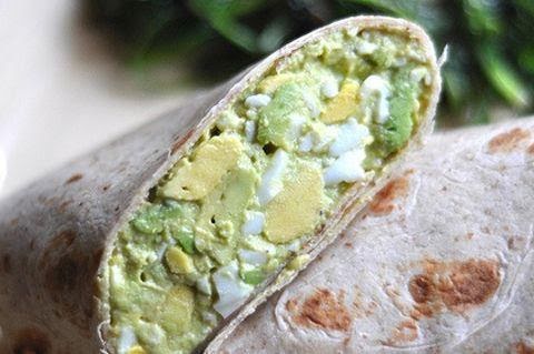 Wrap de huevo cocido y aguacate de 267 Kcal