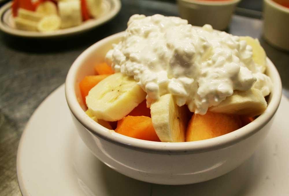 Fruta con cottage y coco de 189 Kcal - Receta fácil en la app Avena