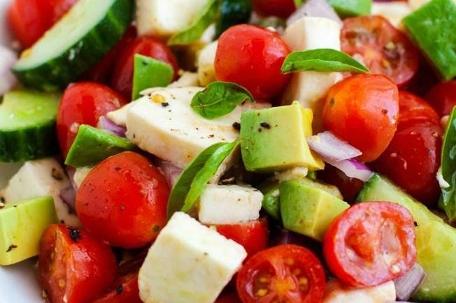 Ensalada de jitomate, aguacate y queso de 178.1 Kcal - Receta fácil en ...