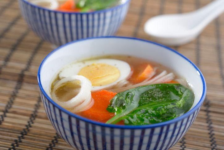 Sopa de verduras con huevo duro de 218 Kcal