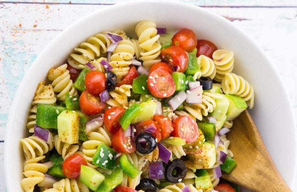 Ensalada fría de pasta y vegetales de 137 Kcal