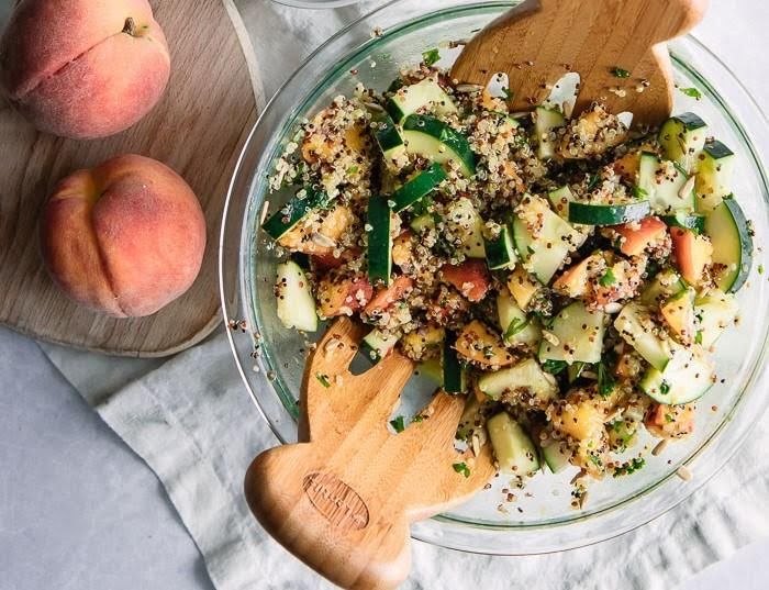 Ensalada de quinoa, durazno y pepino de 211 Kcal