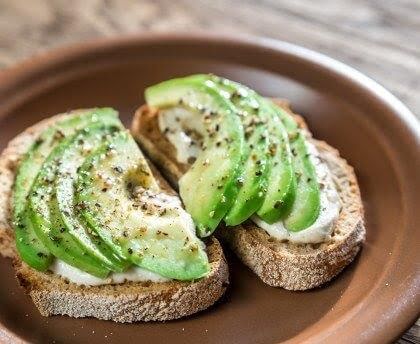 Toast de requesón y aguacate de 278 Kcal