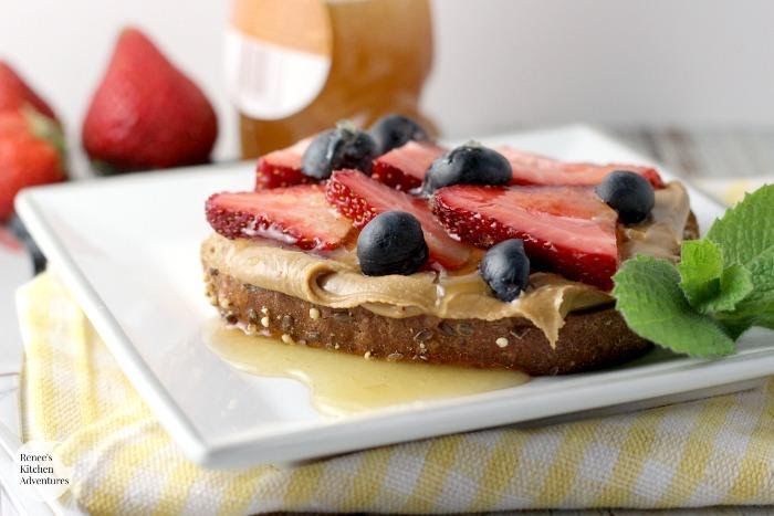 Pan tostado con crema de cacahuate y frutos rojos