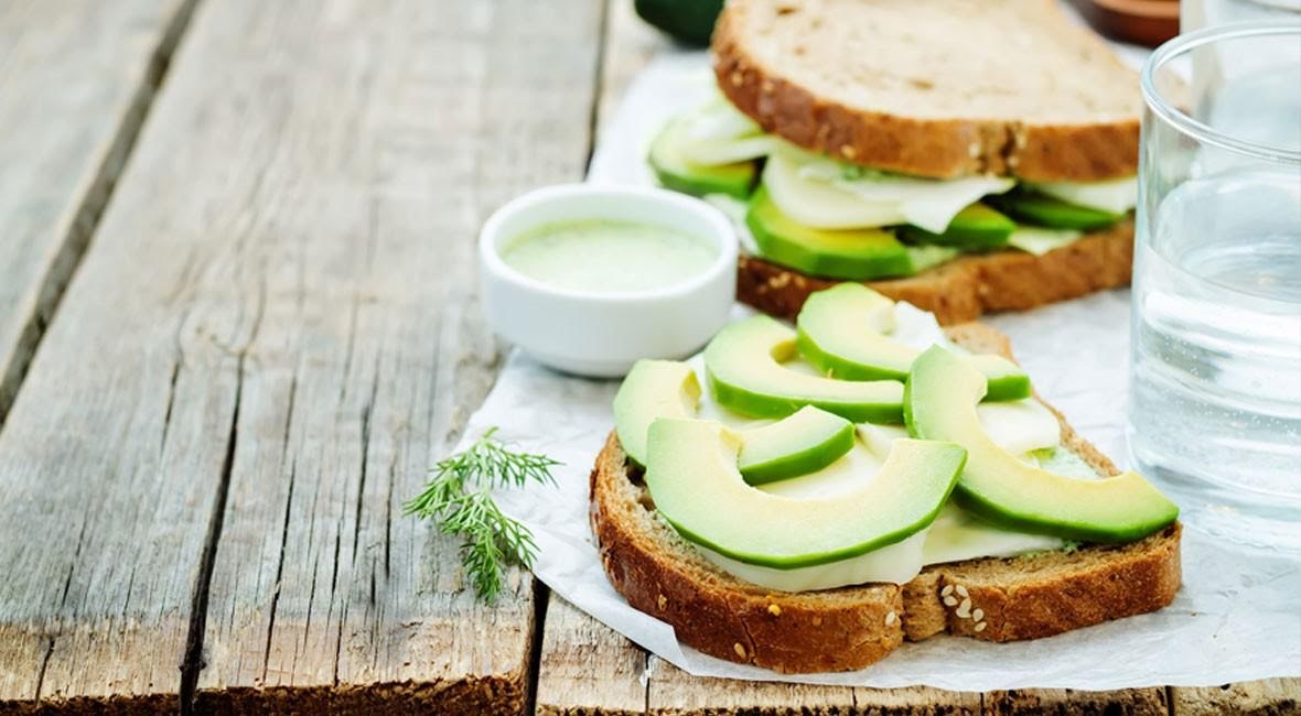 Pan de queso panela y aguacate