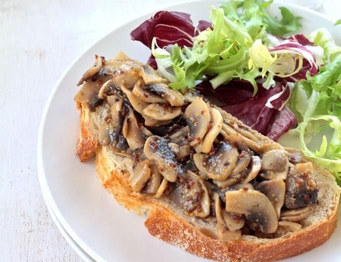 Tosta de champiñón y ensalada de 159.2 Kcal