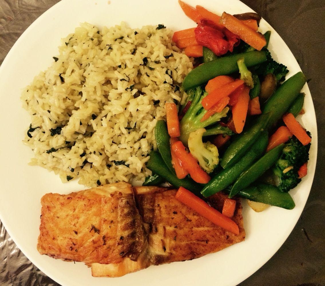 Arroz con verduras y salmón de 220.2 Kcal