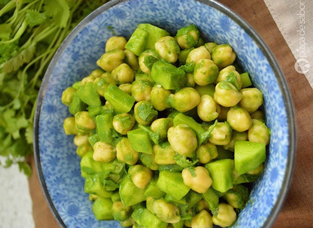 Ensalada de salmón con garbanzos de 351.2 Kcal