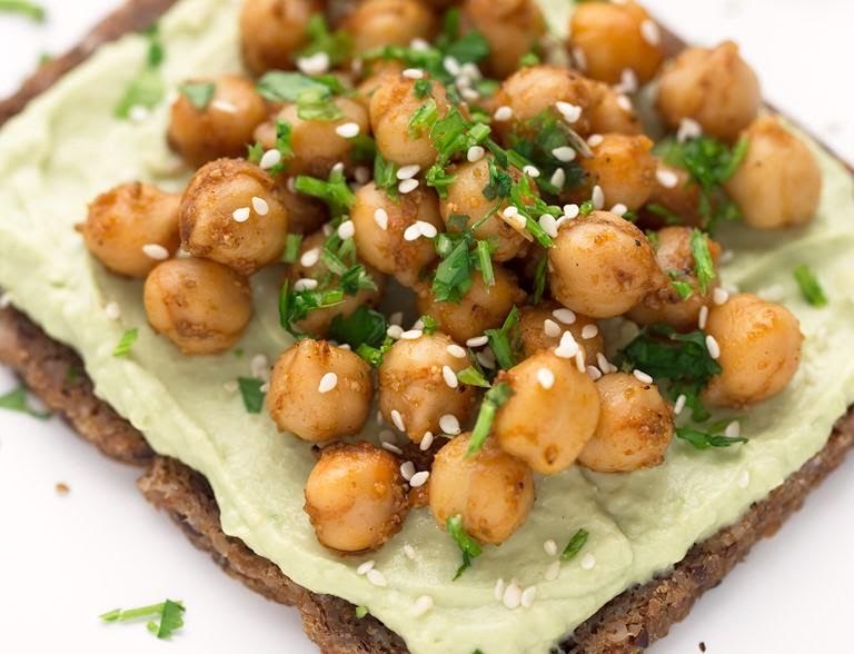 Tostada de garbanzo y hummus