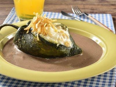 Chile Relleno De Queso En Salsa De Frijol