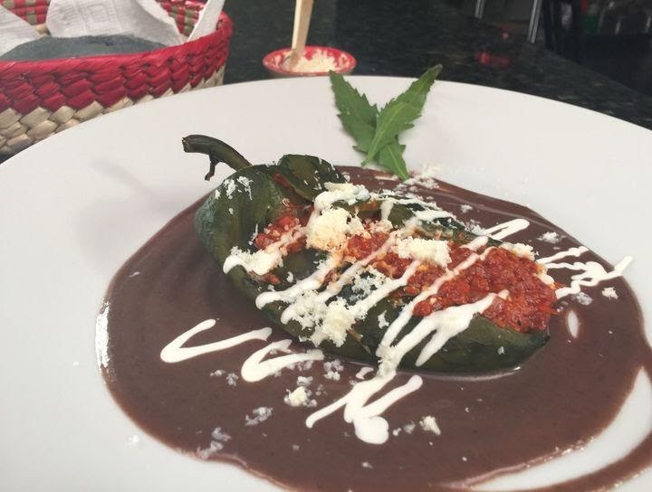 Chiles rellenos de picadillo en salsa de frijol