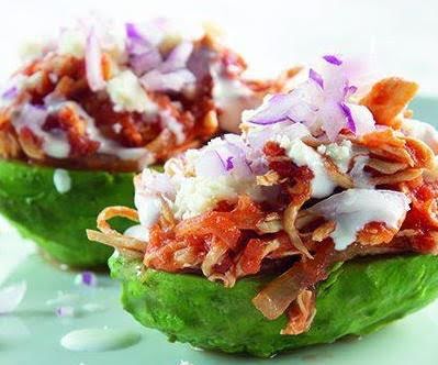 Aguacate relleno de tinga de pollo de 127 Kcal