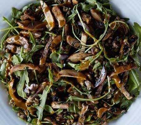 Ensalada de hongos con lentejas y panela