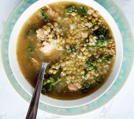 Sopa de lentejas, espinacas y salmón