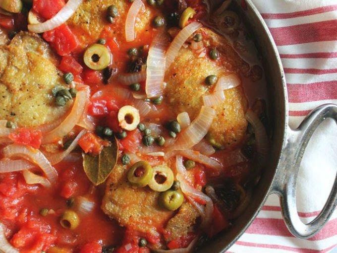 Pollo en salsa de tomates y aceitunas